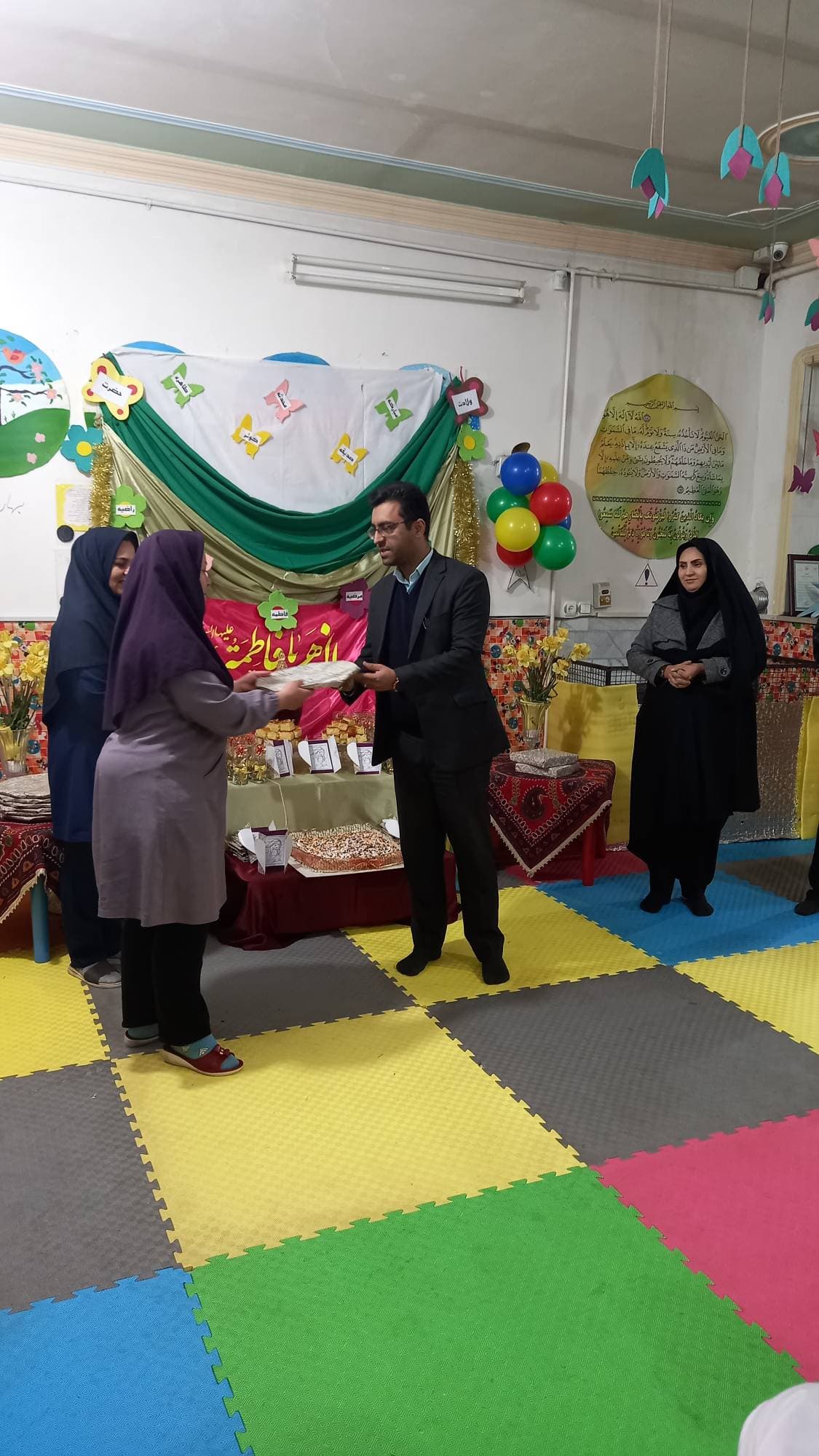 جشن ولادت حضرت زهرا،،قدردانی از مادران ،،حضور مسئولین اداره آموزش وپرورش،،هدیه به مربیان