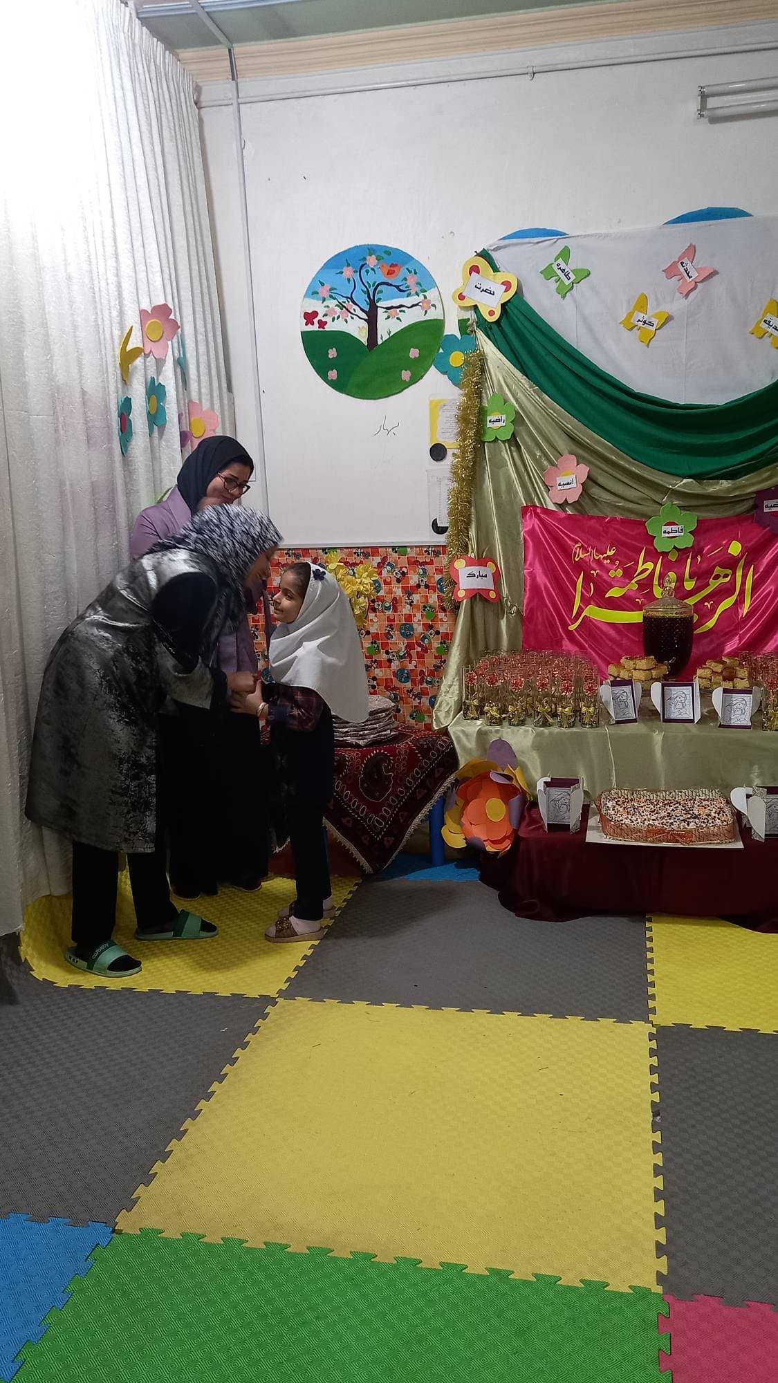 جشن ولادت حضرت زهرا،،قدردانی از مادران ،،حضور مسئولین اداره آموزش وپرورش،،هدیه به مربیان